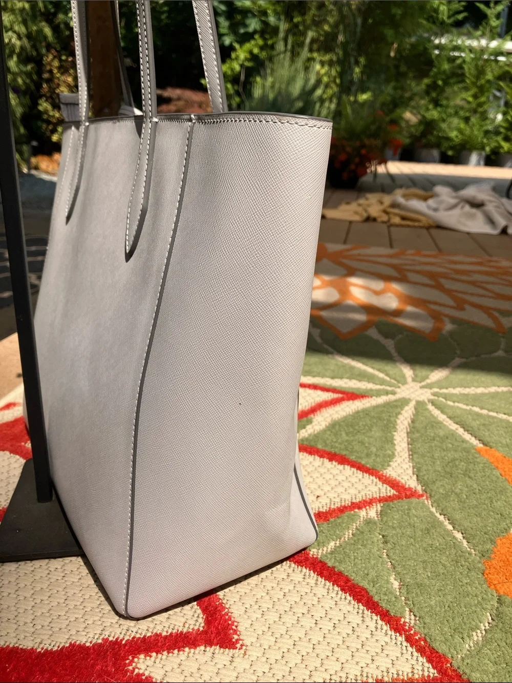 kate spade light gray Dana leather tote with daisy charm